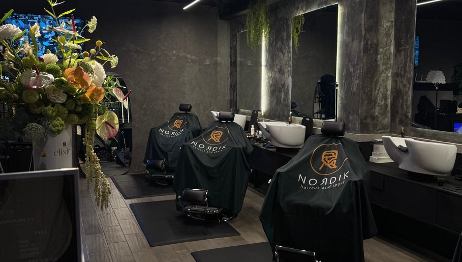 El estudio de NORDIK con sus sillas y flores