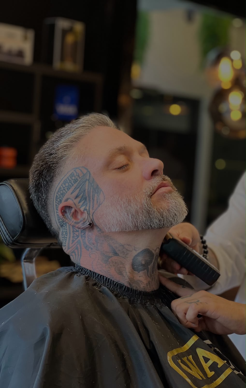 Afeitado con navaja y toalla caliente en NORDIK Barber Shop